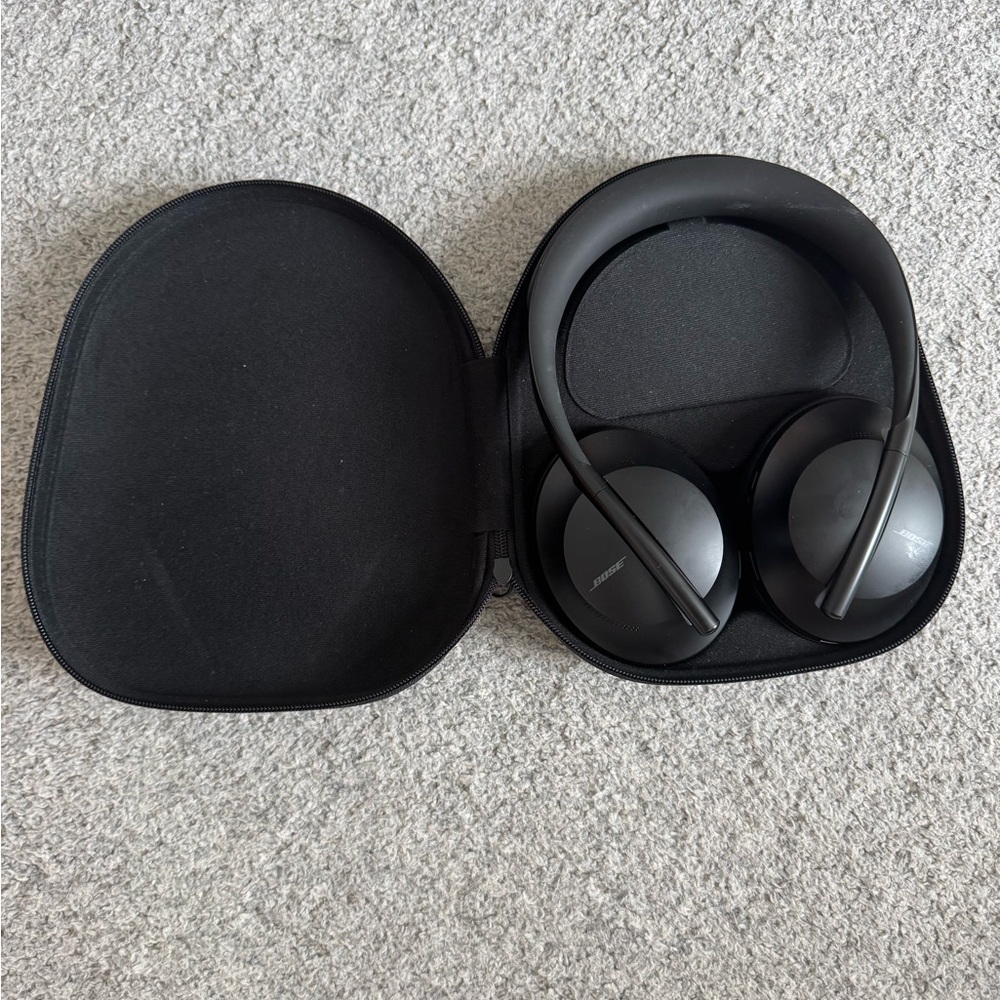 Bose Wireless Noise Cancelling Headphones in Black with Case